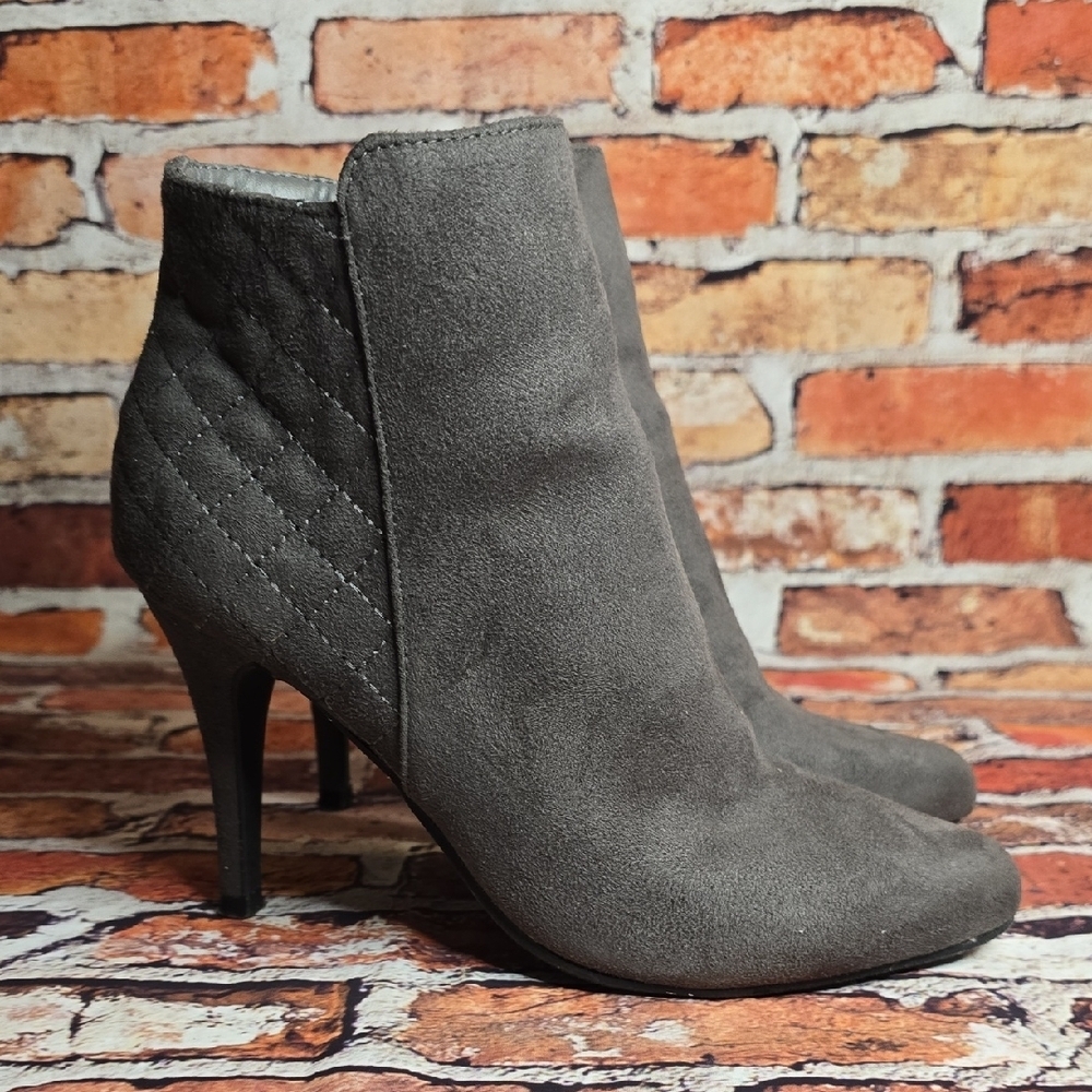 Dexflex Comfort Gray Quilted Heeled Ankle Boots Size 7